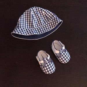 Adorable Mayoral matching hat and shoe set!